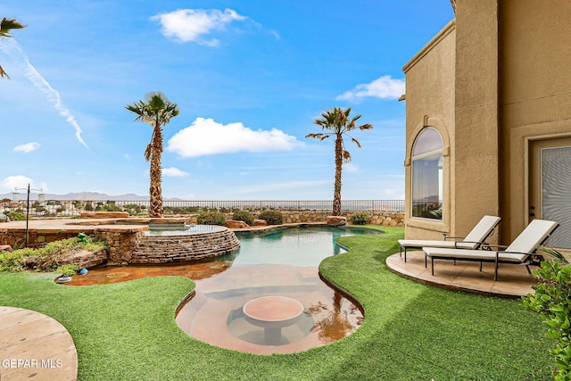 6664 Tuscany Ridge Dr, El Paso, TX 79912 - view of swimming pool featuring a patio, a fenced backyard, a pool with connected hot tub, and a mountain view