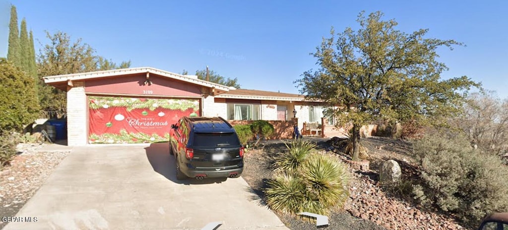 view of front of home with driveway