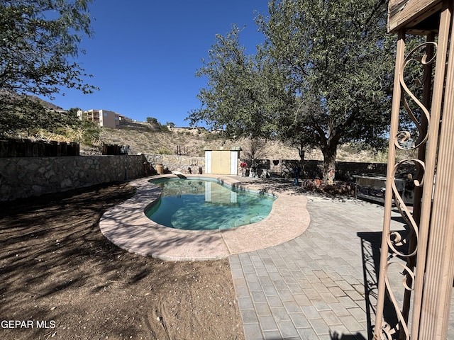 3109 Park N Dr, El Paso, TX 79904 - view of swimming pool with a fenced backyard and a patio