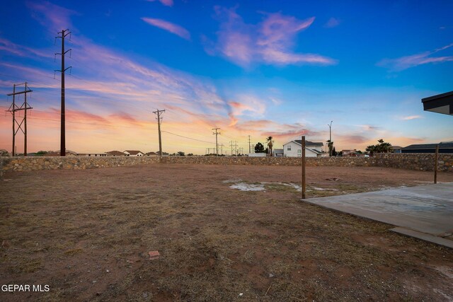 view of yard at dusk