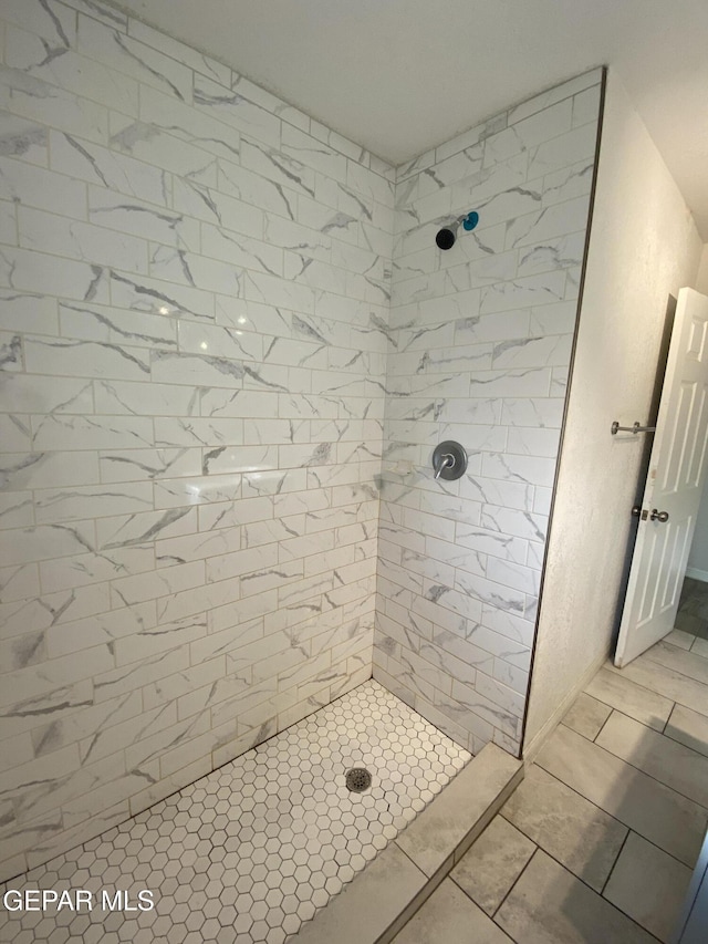 2805 Grant Ave, El Paso, TX 79930 - bathroom with tiled shower and tile patterned flooring