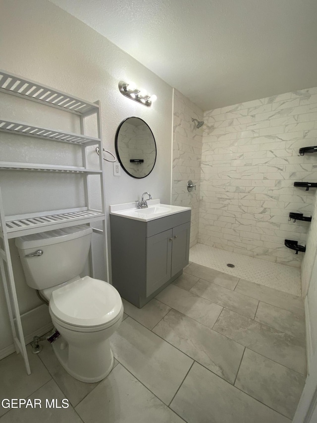 2805 Grant Ave, El Paso, TX 79930 - bathroom featuring tiled shower, toilet, and vanity