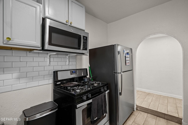 2805 Grant Ave, El Paso, TX 79930 - kitchen featuring stainless steel appliances, wood tiled floors, decorative backsplash, baseboards, and light countertops