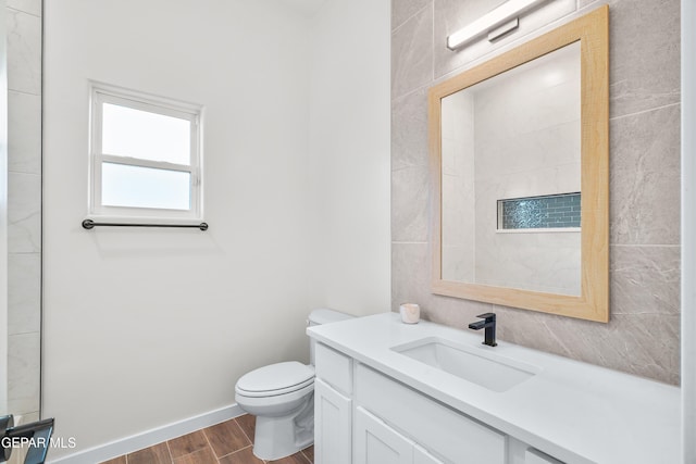 3829 Aspire Pl, El Paso, TX 79938 - bathroom featuring wood finished floors, toilet, vanity, and baseboards