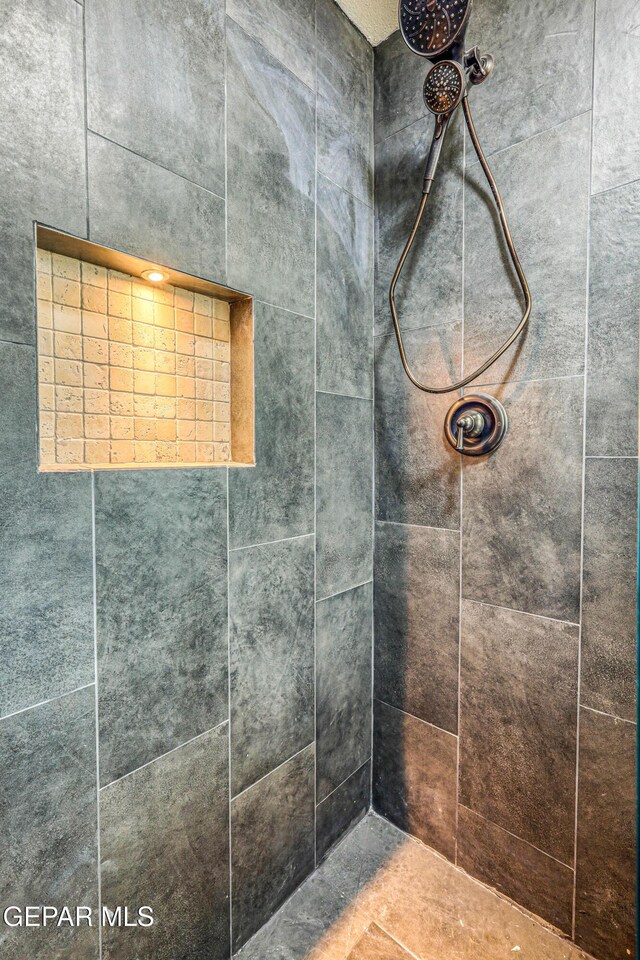 1957 Ratner Cir, El Paso, TX 79936 - bathroom featuring a tile shower
