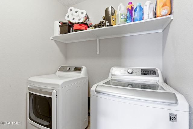 513 Bogota Pl, El Paso, TX 79928 - laundry room featuring washing machine and clothes dryer