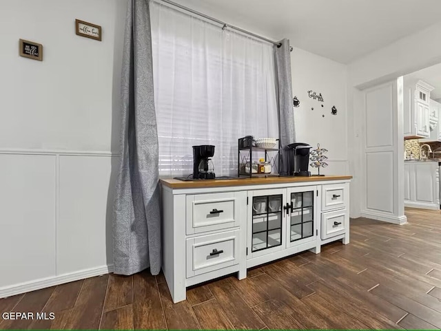 1523 Vista Real Dr, El Paso, TX 79935 - bar area featuring dark wood-style floors
