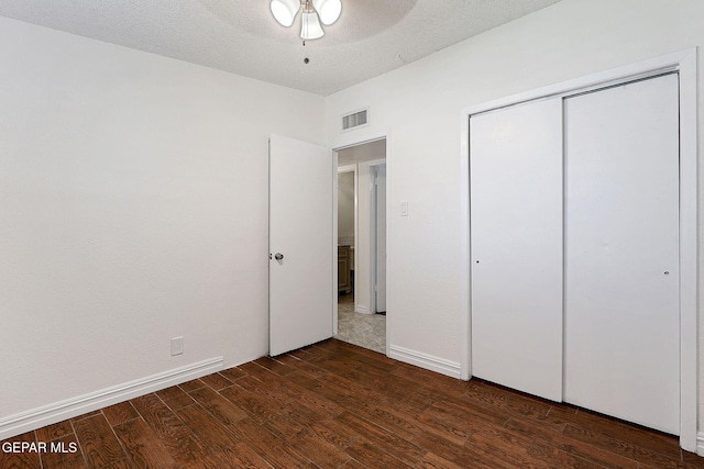 4540 Swan Dr, El Paso, TX 79922 - unfurnished bedroom with dark wood-type flooring, a closet, baseboards, and a ceiling fan