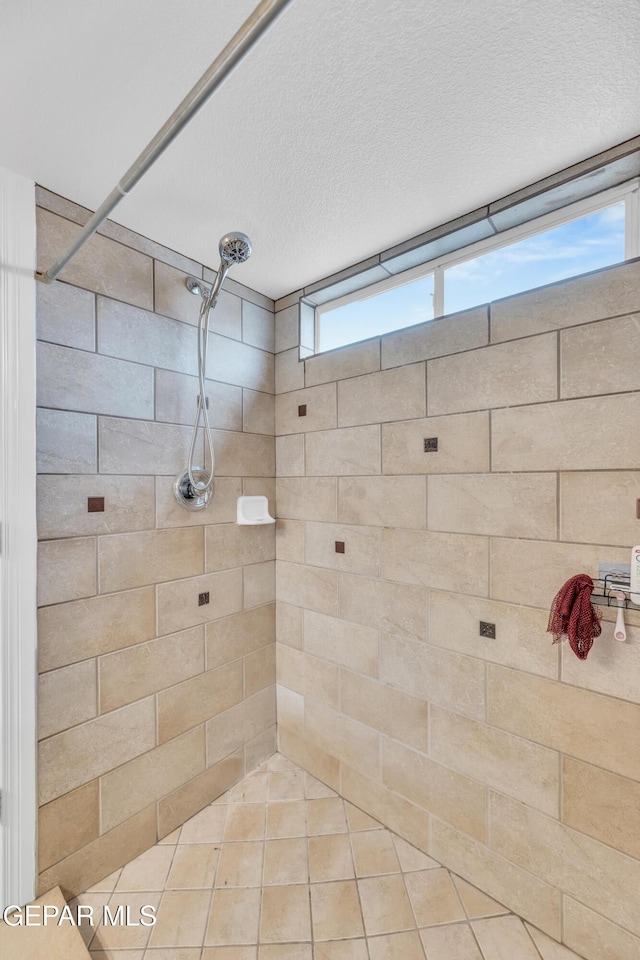 3208 Cascade Point Dr, El Paso, TX 79938 - bathroom featuring a tile shower and a textured ceiling