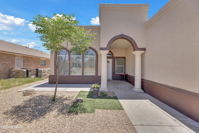 entrance to property with stucco siding