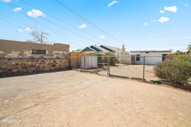 3817 La Luz Ave, El Paso, TX 79903 - view of yard featuring a gate