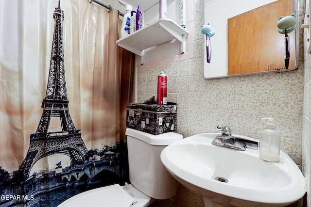 564 Chula Vista St, El Paso, TX 79915 - bathroom with a sink, toilet, tile walls, and decorative backsplash