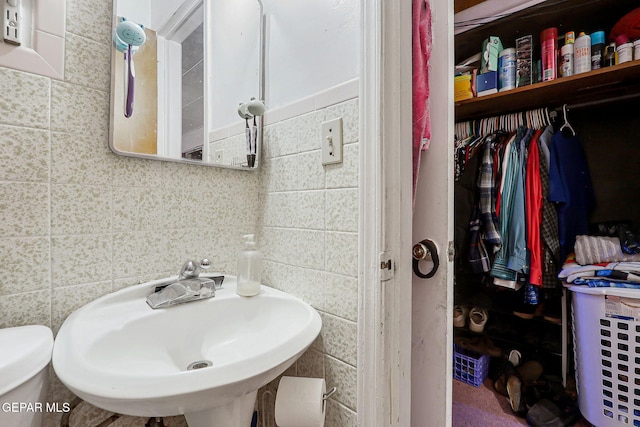 564 Chula Vista St, El Paso, TX 79915 - bathroom featuring a sink, tile walls, and toilet
