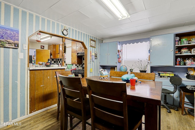 564 Chula Vista St, El Paso, TX 79915 - dining area with light wood-style floors and wallpapered walls