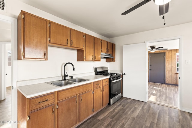 5017 Sierra Madre Dr, El Paso, TX 79904 - kitchen featuring gas range, a sink, under cabinet range hood, ceiling fan, and dark wood-type flooring
