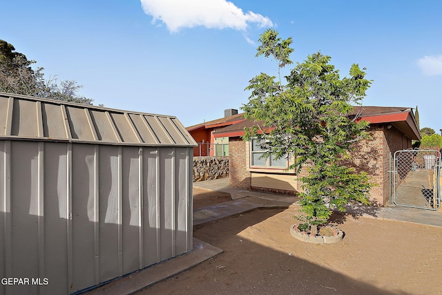 819 Los Surcos Rd, El Paso, TX 79907 - view of yard featuring a gate, an outbuilding, a shed, and fence