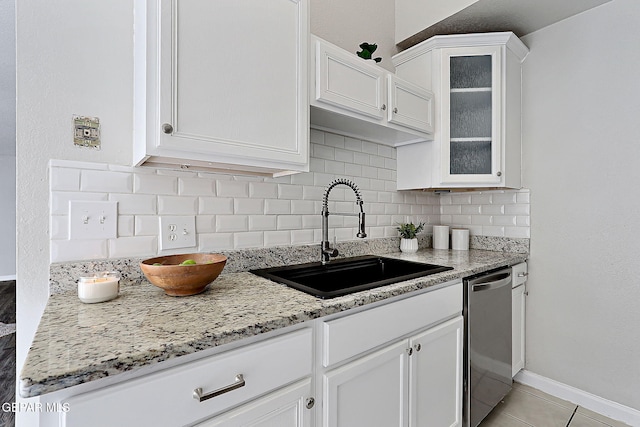 819 Los Surcos Rd, El Paso, TX 79907 - kitchen with dishwasher, a sink, backsplash, and white cabinetry