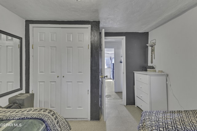 720 Johnson St, Fabens, TX 79838 - bedroom with a closet and a textured ceiling