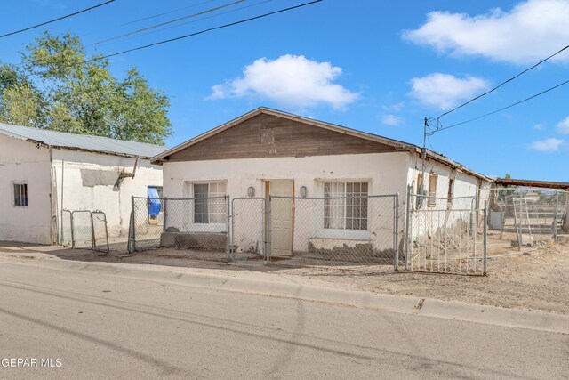 720 Johnson St, Fabens, TX 79838 - view of front of house featuring a gate