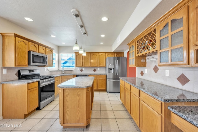 3081 Tierra Humeda Dr, El Paso, TX 79938 - kitchen with stainless steel appliances, tasteful backsplash, a kitchen island, recessed lighting, and a textured ceiling
