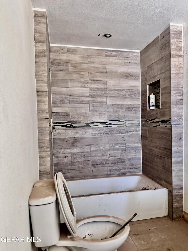 4500 Frankfort Ave, El Paso, TX 79903 - full bath featuring toilet and a textured ceiling
