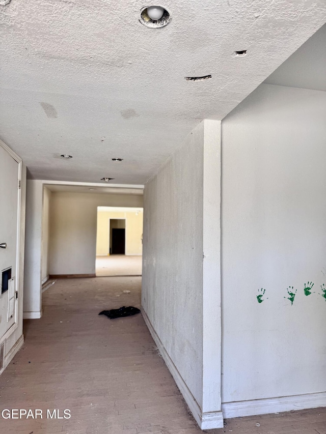 4500 Frankfort Ave, El Paso, TX 79903 - hall featuring light wood-type flooring, a textured ceiling, and baseboards