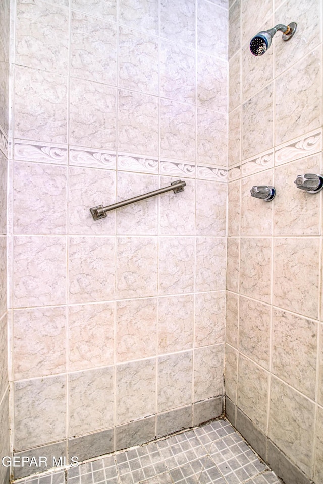 5137 Edmonton Ave, El Paso, TX 79924 - full bathroom featuring a tile shower