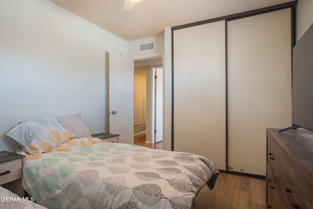 1662 Gene Torres Dr, El Paso, TX 79936 - bedroom featuring light wood-style floors, a closet, and a textured ceiling