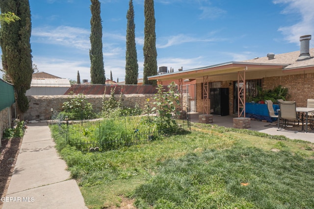 1662 Gene Torres Dr, El Paso, TX 79936 - view of yard featuring a patio area and a vegetable garden