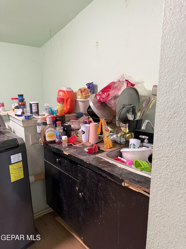 56 Palm St, El Paso, TX 79901 - kitchen with dark countertops