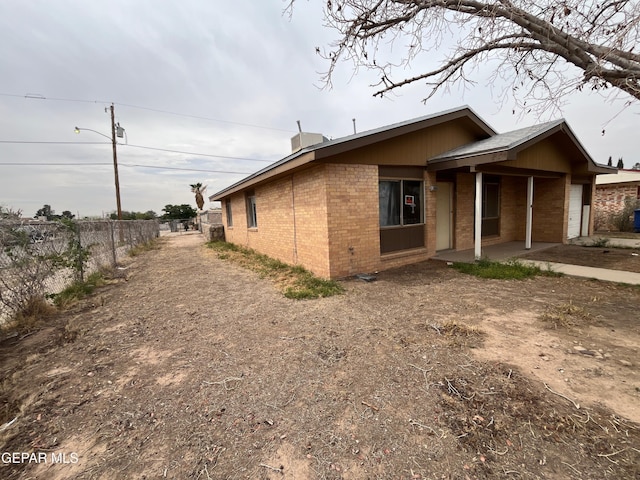 952 Zacatecas Ct, El Paso, TX 79907 - view of front of home with fence and brick siding