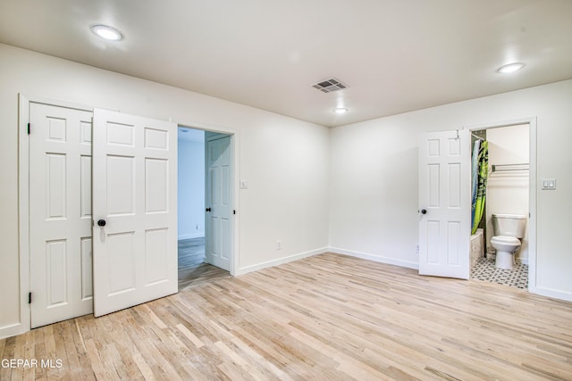 2300 N Campbell St, El Paso, TX 79902 - unfurnished bedroom with light wood-style flooring, recessed lighting, connected bathroom, and a closet