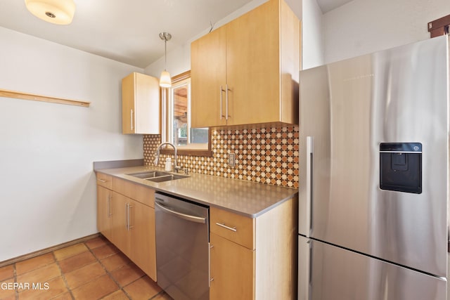 903 Agua Caliente Dr, El Paso, TX 79912 - kitchen with appliances with stainless steel finishes, a sink, decorative backsplash, and light brown cabinetry