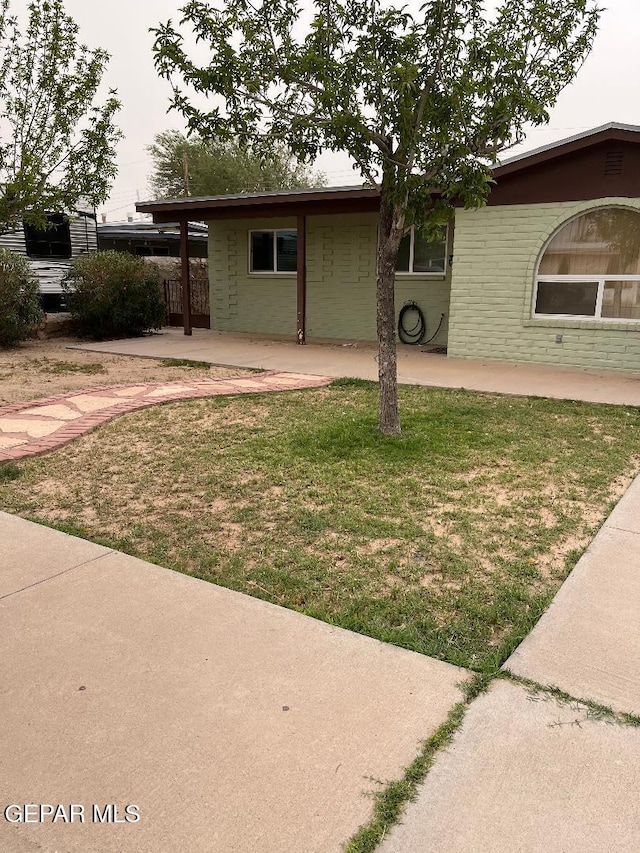1017 Ralpheene St, El Paso, TX 79907 - ranch-style home featuring a front yard and a patio area