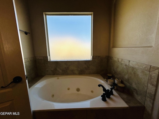 11609 Saint Thomas Way, El Paso, TX 79936 - full bath featuring a whirlpool tub