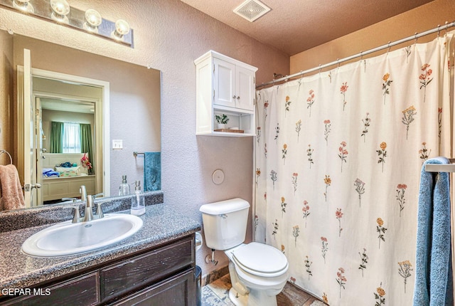 3844 Loma Cortez Dr, El Paso, TX 79938 - full bathroom featuring a textured wall, toilet, vanity, a textured ceiling, and a shower with curtain