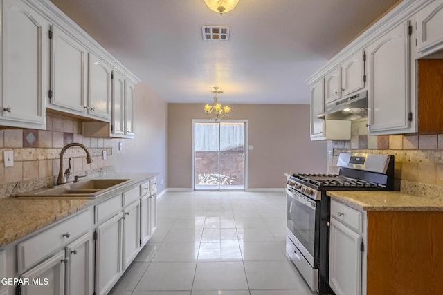 3303 Ward Robert Pl, El Paso, TX 79936 - kitchen featuring stainless steel gas range oven, under cabinet range hood, a sink, a chandelier, and baseboards