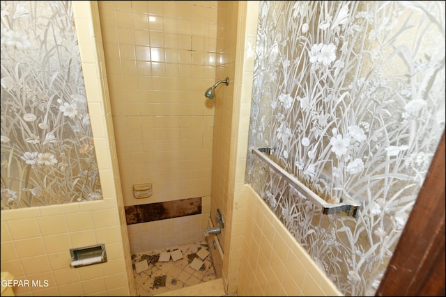 312 Caporal Ct, El Paso, TX 79932 - bathroom featuring a tile shower and tile walls