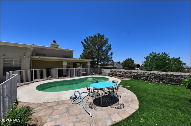 6609 El Poste Ct, El Paso, TX 79912 - view of swimming pool featuring a patio area