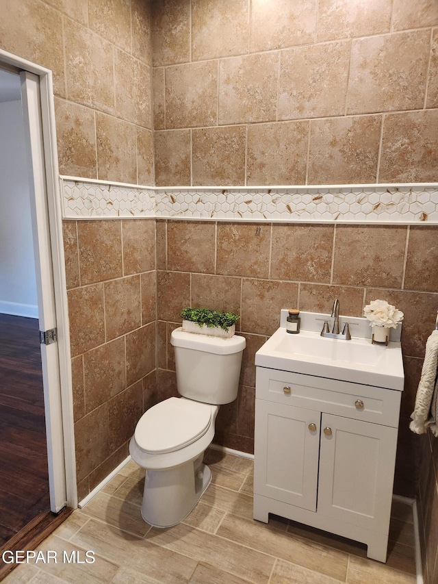 4122 Cumberland Ave, El Paso, TX 79903 - half bath featuring toilet, vanity, and tile walls