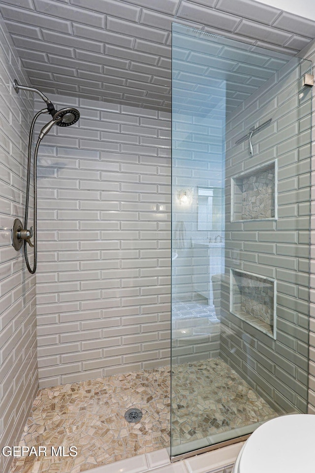 1119 Los Jardines Cir, El Paso, TX 79912 - full bathroom with tiled shower and toilet