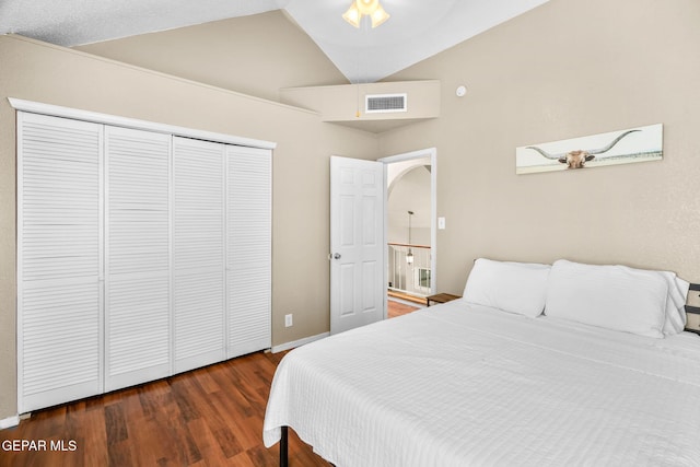 1640 Dennis Babjack Dr, El Paso, TX 79936 - bedroom featuring wood finished floors, vaulted ceiling, a closet, arched walkways, and baseboards