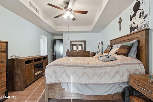 10819 Loma De Amor Ln, El Paso, TX 79934 - bedroom featuring a raised ceiling, arched walkways, and ceiling fan