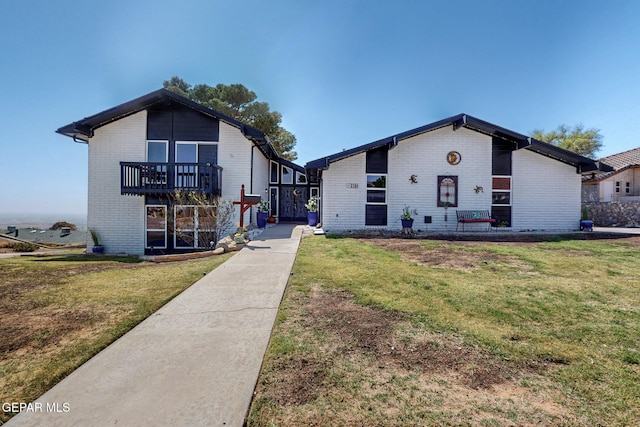 3104 Pagosa Ct, El Paso, TX 79904 - mid-century inspired home featuring brick siding and a front yard