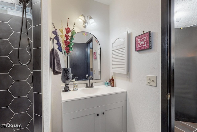 3104 Pagosa Ct, El Paso, TX 79904 - bathroom featuring tiled shower and vanity