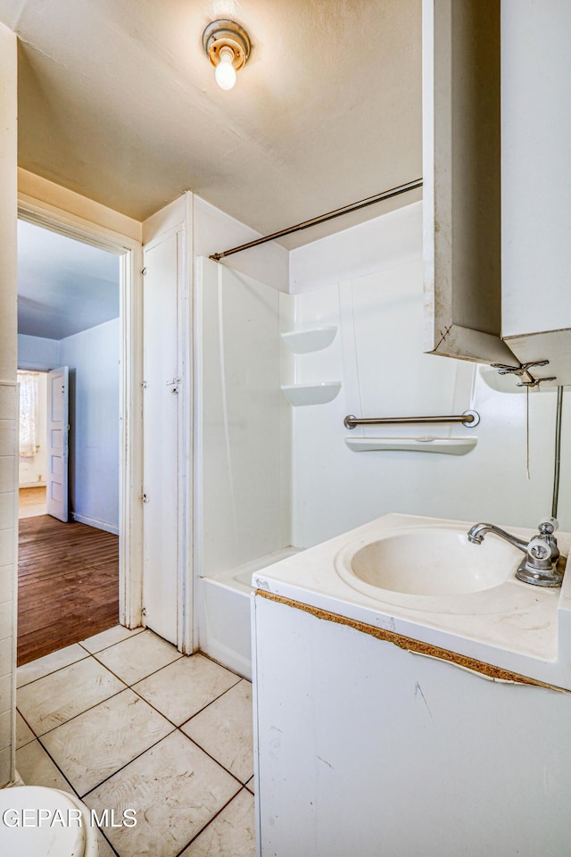 124 N Toledo Pl, El Paso, TX 79905 - full bathroom with bathing tub / shower combination, vanity, and tile patterned floors