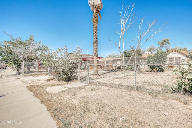124 N Toledo Pl, El Paso, TX 79905 - view of yard with a gate