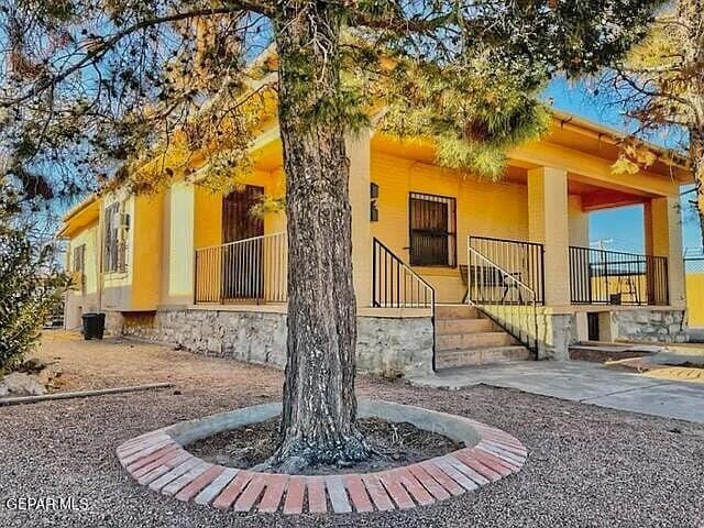 2526 Yandell Dr, El Paso, TX 79903 - view of front facade with a porch