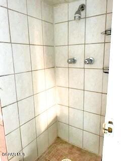2526 Yandell Dr, El Paso, TX 79903 - bathroom with a tile shower