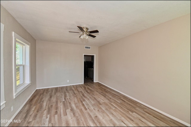 615 Arizona Ave, El Paso, TX 79902 - empty room featuring light wood-style flooring, baseboards, and a ceiling fan